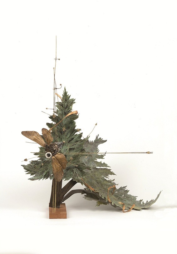쿵 하면 흔들리는 세계 · paint on paper, copper wire, steel wire, wood · dimensions variable · 2021 (출처= OCI미술관) · A world that shakes when you thump · paint on paper, copper wire, steel wire, wood