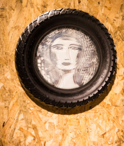 자화상 · 유리 · 지름 40cm · 2011 (출처= 전주시새활용센터 다시봄) · Self-portrait · Glass