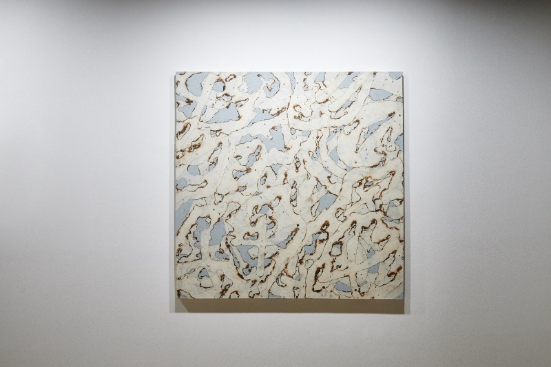 별 51 · Burnt hanji, hanji on linen hemp · 110 x 110cm · 2021 (제공=디언타이틀드보이드) · Star 51 · Burnt hanji, hanji on linen hemp