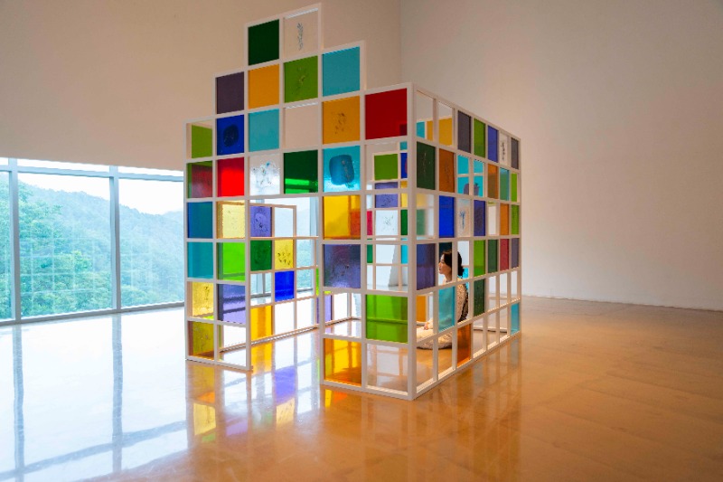 code green;사라지는 노래, 살아지는 노래 · glass, plants, fusing, steel flame · 210x228x264cm · 2021 (이미지 제공 = 이상원 미술관) · glass, plants, fusing, steel flame