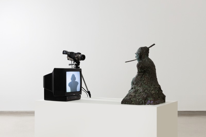 백남준 · TV 모니터, 부처상, 캠코더, 삼각대 · 1989 (출처=전남도립미술관) · Paik namjun · TV monitor, Buddha statue, camcorder, tripod