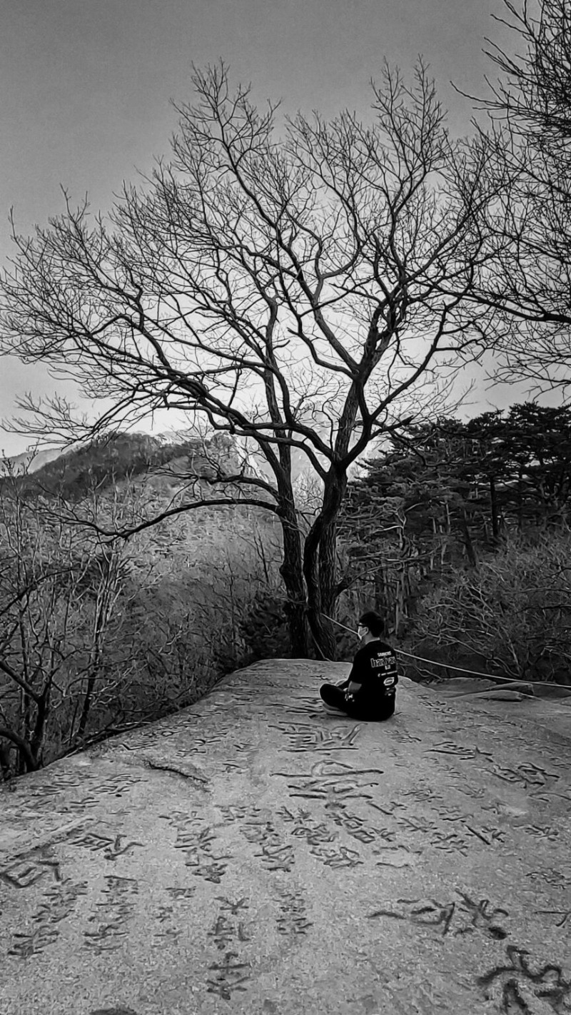 이연_나무를봄 #배웅 · Pigment print · 27.9×35.6cm · 2021 (출처= 공간 미끌) · Lee Yeon_Looking at the tree #See off · Pigment print