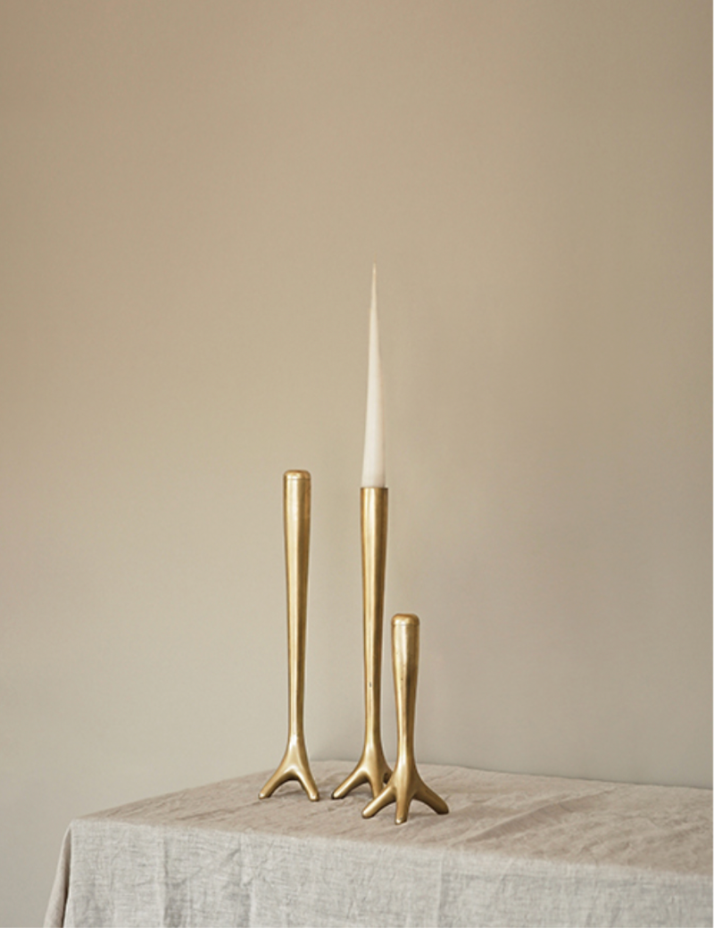 Caltrop 촛대 · 황동 · 10 x 7 x 20 cm, 10 x 7 x 33 cm · 2017(출처=갤러리로얄) · Caltrop Candlestick · brass