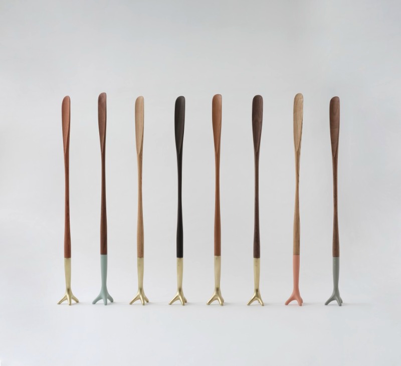 Caltrop 구둣주걱 ed.2 · 알루미늄 위에 색, 황동, 나무 · 10 x 7 x 77 cm · 2021(출처=갤러리로얄) · Caltrop shoeshorn ed.2 · color on aluminum, brass, wood