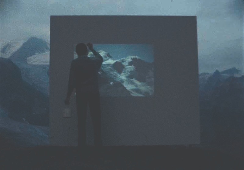 레미 차우그(Rémy Zaugg) / 르네 풀버(René Pulfer) PROJECTION (soir) [evening] (still image) · 동기화된 2채널 HD 영상, 컬러, 무성, 16:9 · 21분 45초 · 1990 © René Pulfer, Basel/Mai 36 Galerie, Zurich, 2021 (이미지 제공 = 송은) · Rémy Zaugg / René Pulfer PROJECTION (soir) [evening] (