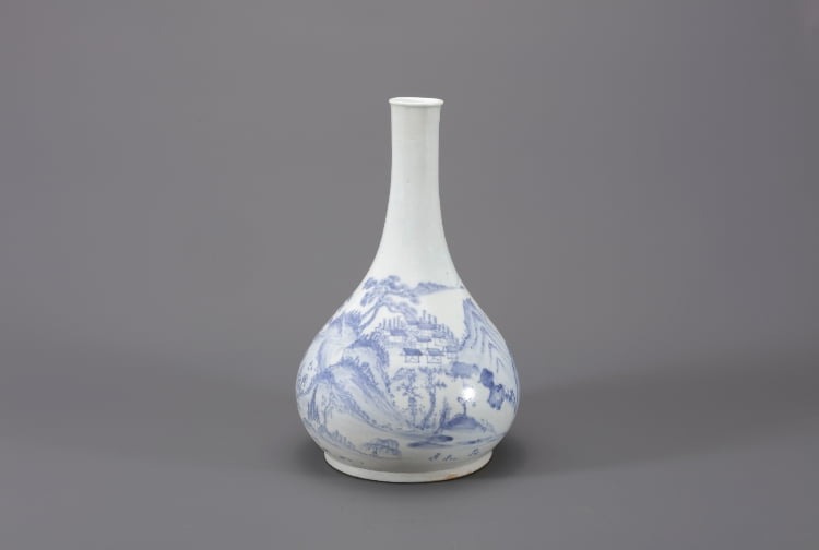 백자청화 산수문 병 · 높이 31.0㎝ / 굽지름 14.0㎝ · 부산박물관 · Blue and White Porcelain Bottle with Landscape Design