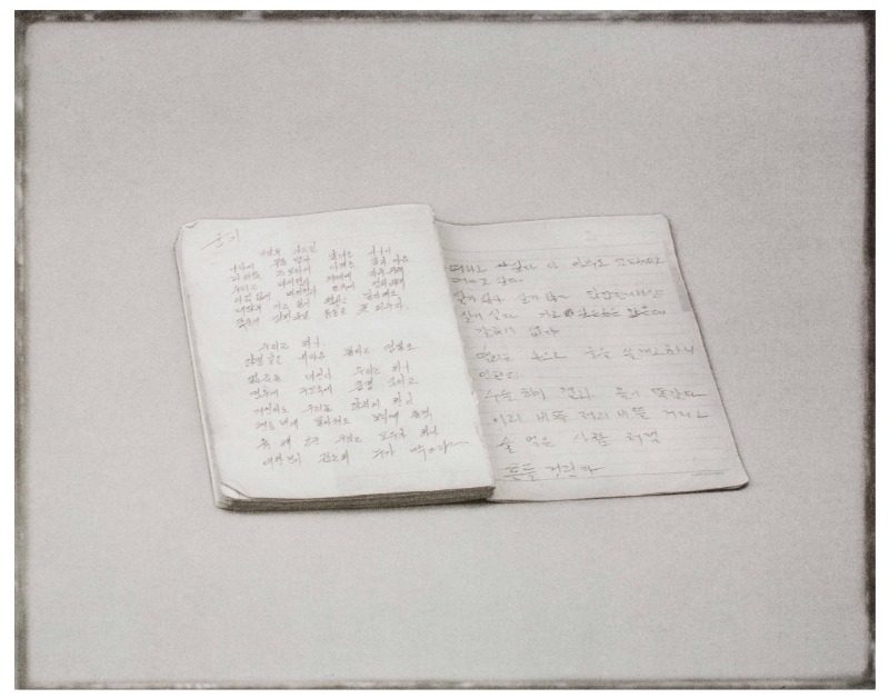아버지의 손길 #1 · Monochrom Gum Bichromate Print · 40.6 x 50.8cm · 2021 (이미지 제공 = 갤러리 너트) · Monochrom Gum Bichromate Print