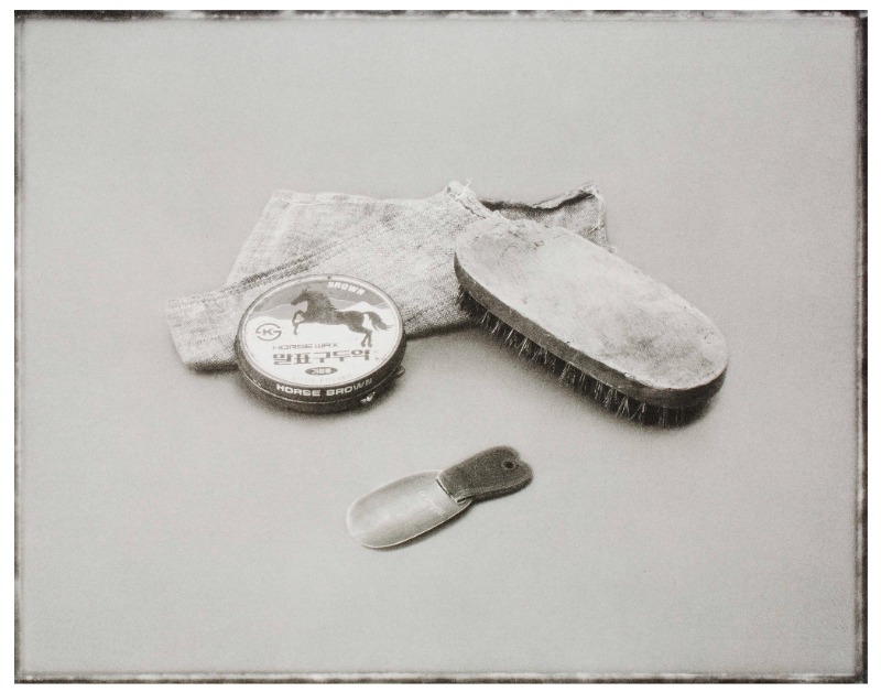 아버지의 손길 #7 · Monochrom Gum Bichromate Print · 25.4 x 20.3cm · 2021 (이미지 제공 = 갤러리 너트) · Monochrom Gum Bichromate Print