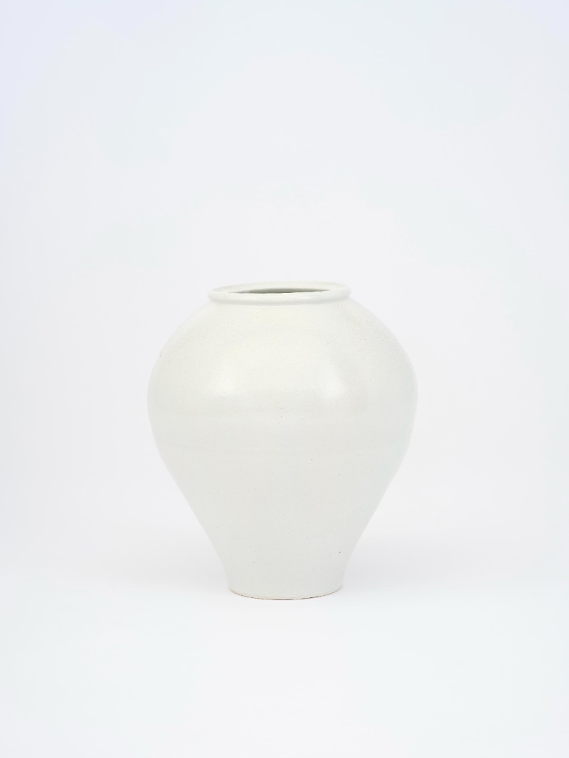 달항아리 · White porcelain · 42x42x46 cm · 2021 (이미지 제공 = 조현화랑) · White porcelain