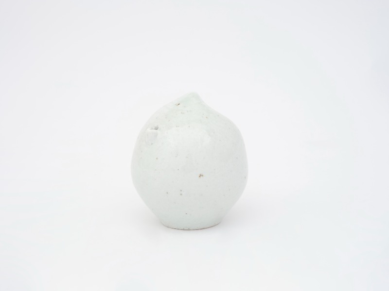 복숭아 연적 · White porcelain · 9.5x12.5 cm · 2021 (이미지 제공 = 조현화랑) · White porcelain