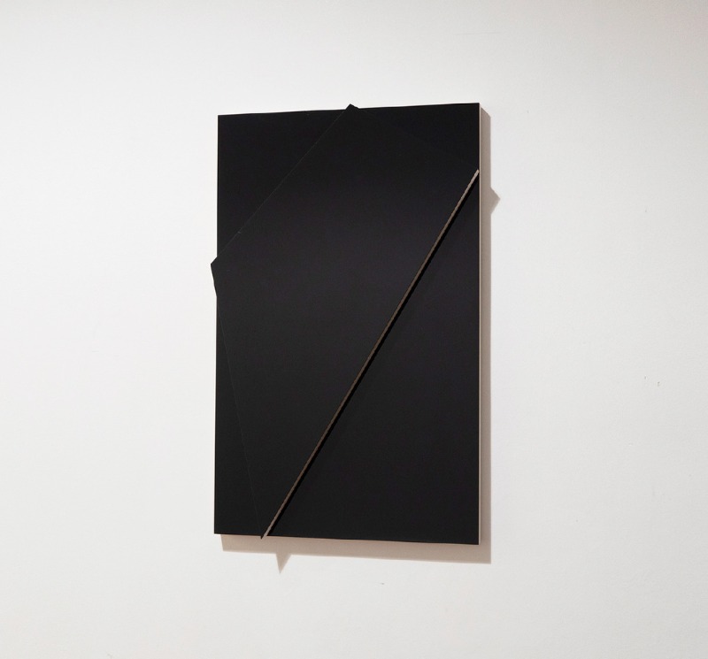 Composition 0121 · Acrylic and polycarbonate on plywood · 80 x 50 x 6.5 cm · (c) Jin Hyo Seok and Courtesy of Galerie Brugier-Rigail (출처 = 갤러리 브루지에-히가이) · Composition 0121 · Acrylic and polycarbonate on plywood