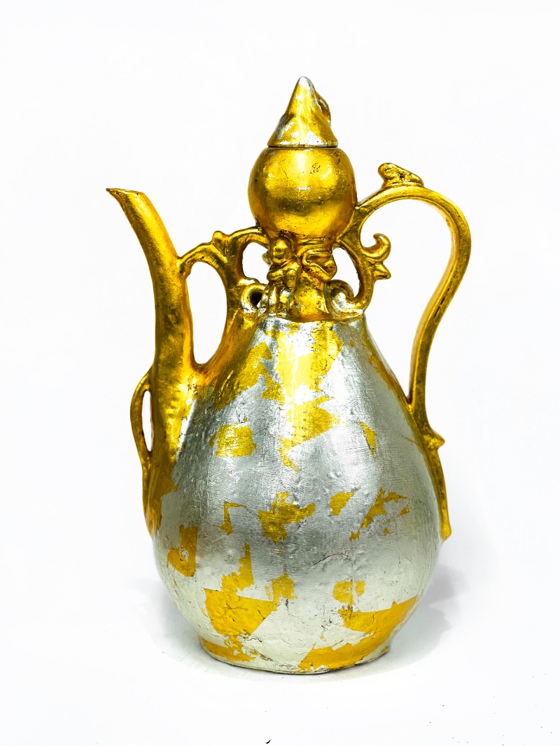 신미경, Petrified Time series 001 · soap, gild with White gold and 24k gold, varnish · 33 x 12 x 20cm · 2021 (이미지 제공 = 갤러리JJ) · Shin Meekyoung, Petrified Time series 001 · soap, gild with White gold and 24k gold, varnish