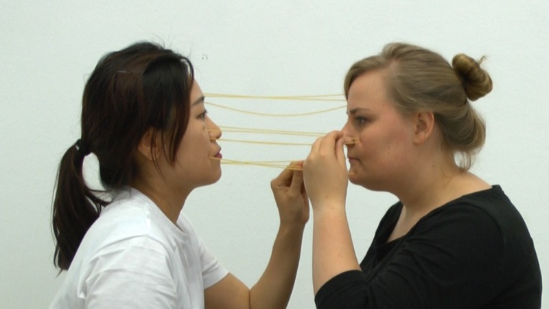 고길숙, comfort distance · video-performance · 5min 12sec · 2015 (이미지출처 = 우민아트센터)