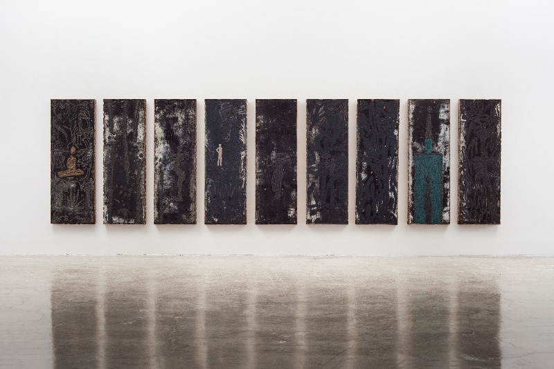 손부남, 황폐함에 어루만지다 · mixed media on euro form · 140x50cm x 9ea · 2015 (이미지출처 = 우민아트센터)