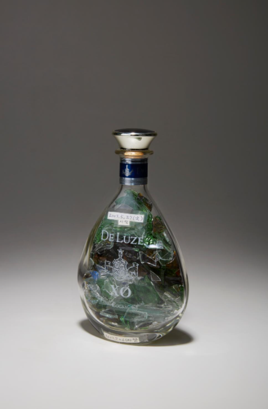 파편, 순수 물질, 너는 너다 · 양주병, 유리조각 · 26.5x15x7.5cm · 2003 (이미지출처 = 서울시립미술관)