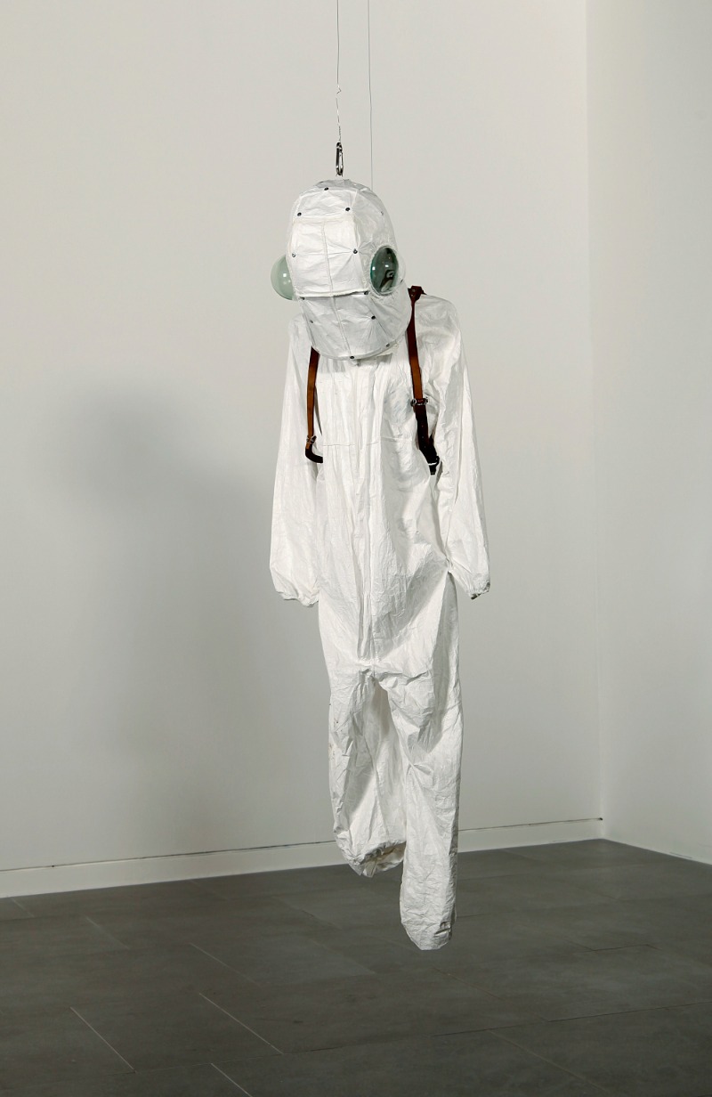 Fish Eye Gear · 확대경, 투명 플라스틱, 알루미늄, 가죽 끈, 리벳, 화학 방호복 · 가변 설치 · 2010 (이미지출처 = 부산시립미술관) · Fish Eye Gear · Magnifying lenses, clear plastic, aluminum, etc