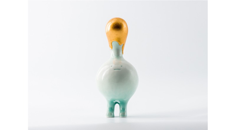 생충이_모방 · Ceramic, celadon glaze, Goldleaf · 165x70(mm) · 2021 (이미지출처 = 학고재아트센터) · Para_mimicry · Ceramic, celadon glaze, Goldleaf