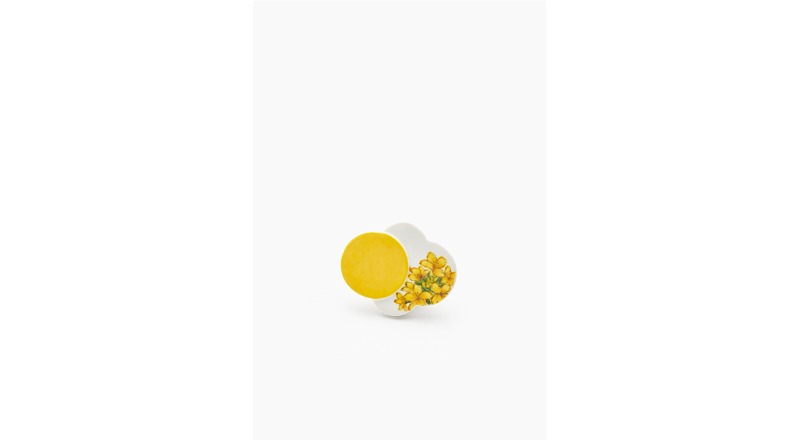 계절 수집_봄Ⅰ · Porcelain, Hand Painting · 52x42mm · 2022 (이미지출처 = 학고재아트센터)