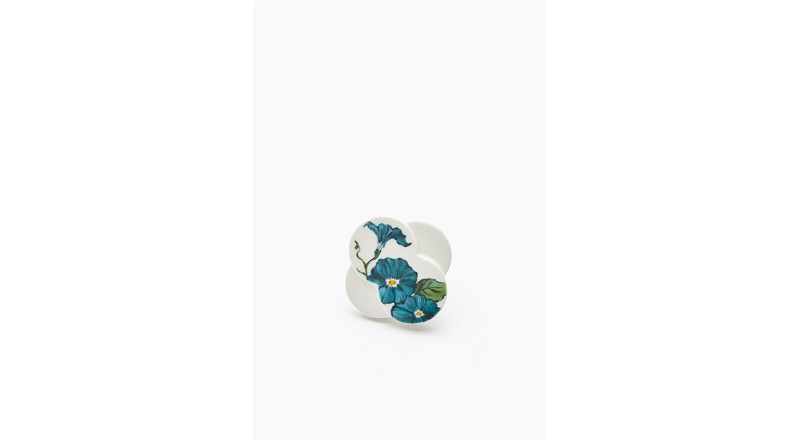 계절 수집_여름Ⅰ · Porcelain, Hand Painting · 52x52mm · 2022 (이미지출처 = 학고재아트센터)