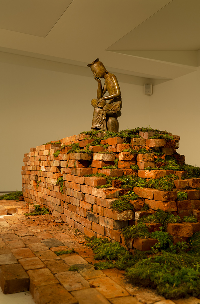슬픔 · 청동 정밀주조, 벽돌, 이끼 · 175x570x120cm · 2022 · Sadness · 김승영 · Kim Seung Young · (출처 = 분도갤러리) · (Source = Gallery Bundo)