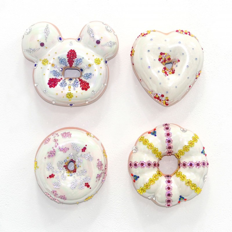 4 펄 러스터 도너츠 · Ceramic, Under Glaze, Glaze, Luster Glaze, Swarovski Crystals · H 15" x W 15" x D 4.1" inch (H 38 x W 38 x 10.5 cm) · 2020 · 김재용 · (이미지출처 = 갤러리전)