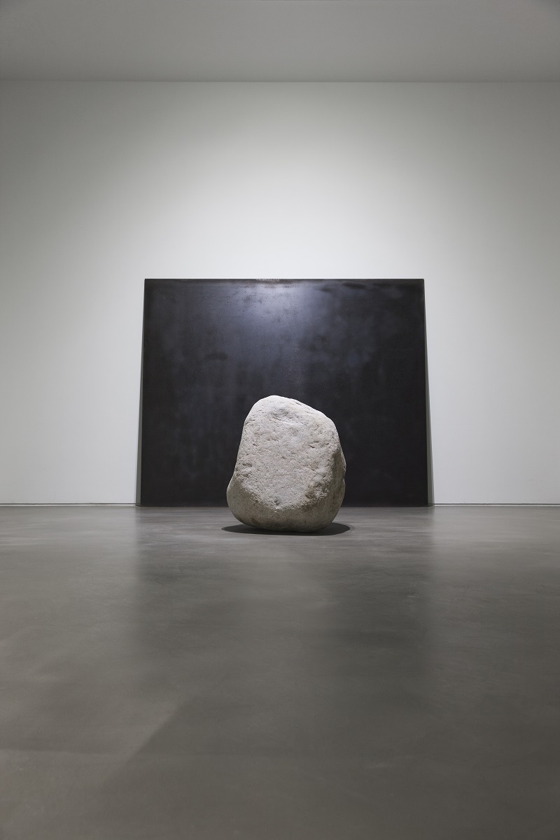 관계항-침묵A · 철판, 자연석 · 철판(270.5×220×1.5cm), 자연석(100×100×100cm 이내) · 2015 · Relatum-Silence A · Iron plate, natural stone · 이우환 · Lee Ufan · (이미지출처 = 부산시립미술관) · (Source = Busan museum of art)
