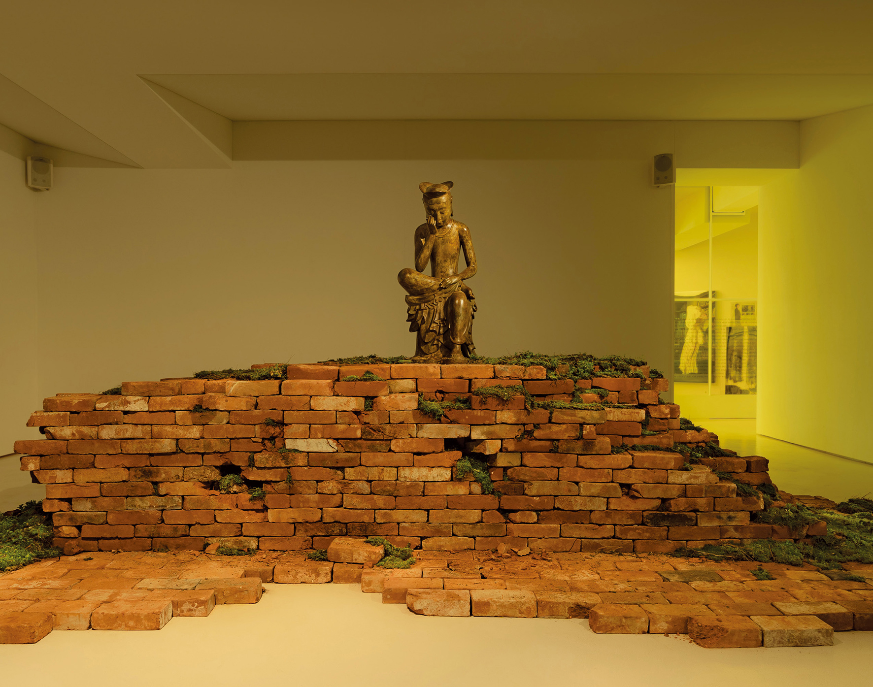 슬픔 · 청동 정밀주조, 벽돌, 이끼 · 175x570x120cm · 2022 · Sadness · 김승영 · Kim Seung Young · (출처 = 분도갤러리) · (Source = Gallery Bundo)