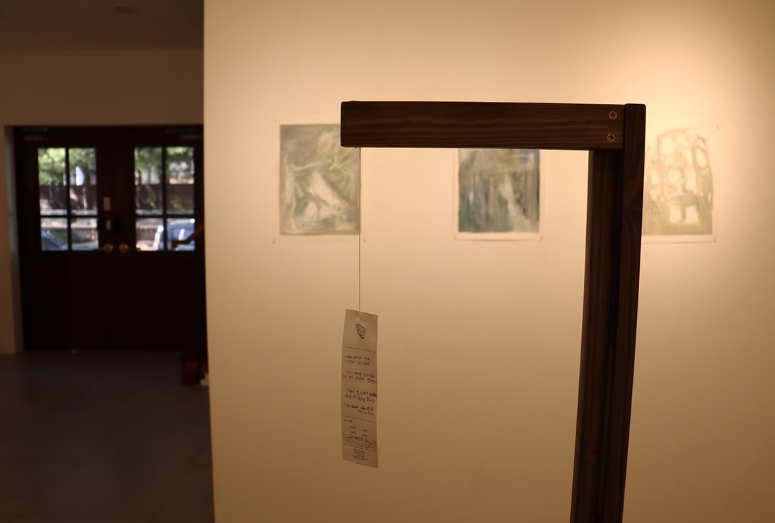 (약칭 : 미완에 대한 답변 ) · 세탁 라벨지에 인쇄, 트레싱지, 돌 등 혼합재료 · 39.2 x 39.5  x 145.6cm · 2021 (출처 = 김혜원 작가)
